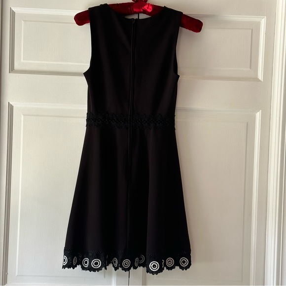 B Darlin Juniors Dress Sz 3-4 Black VGC Lace Trim White.Flared Skirt. - Picture 2 of 7